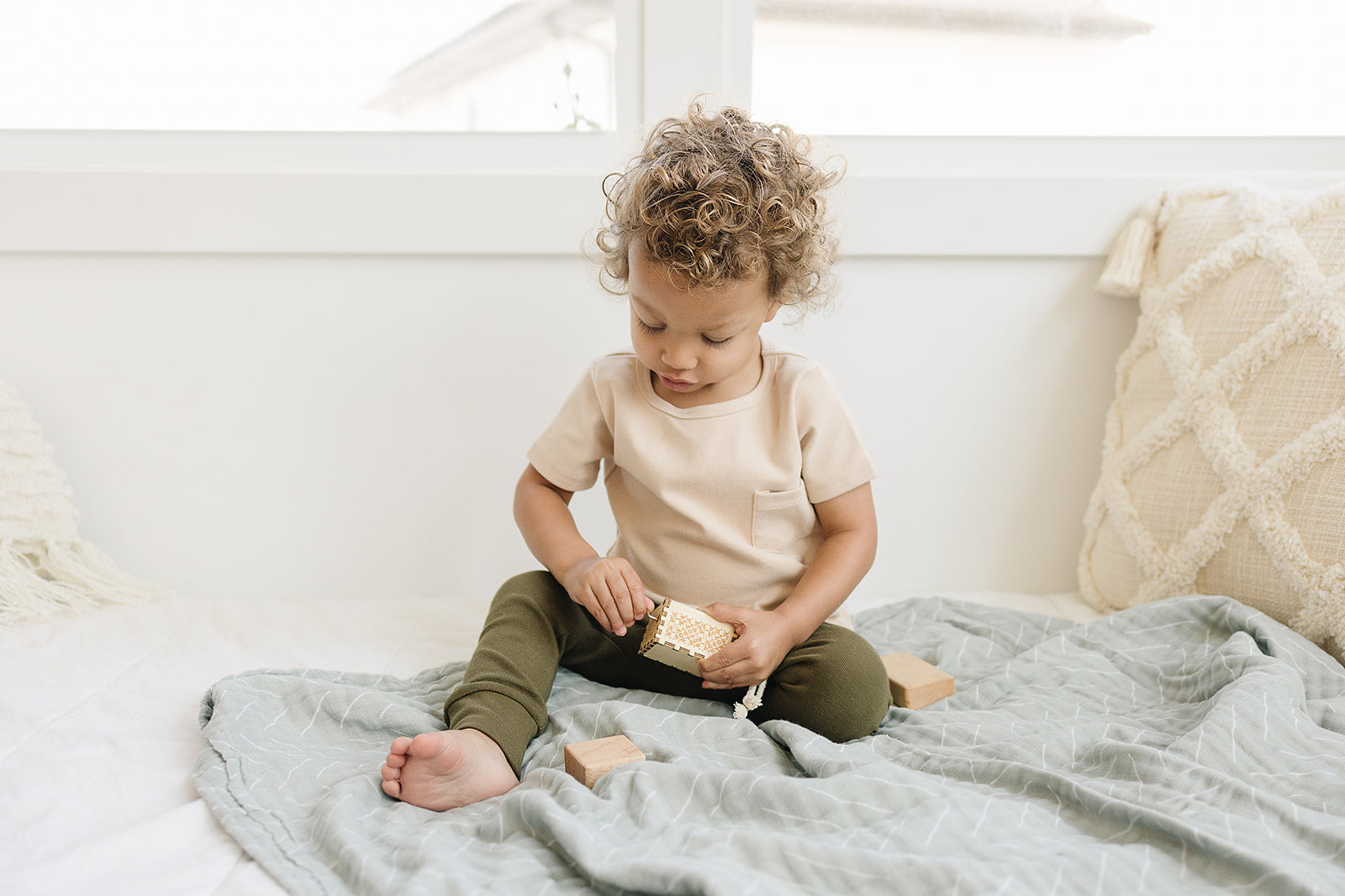 Mebie Baby Gender Neutral Infant Muslin quilt its 100% cotton. Looks great in any nursery. 