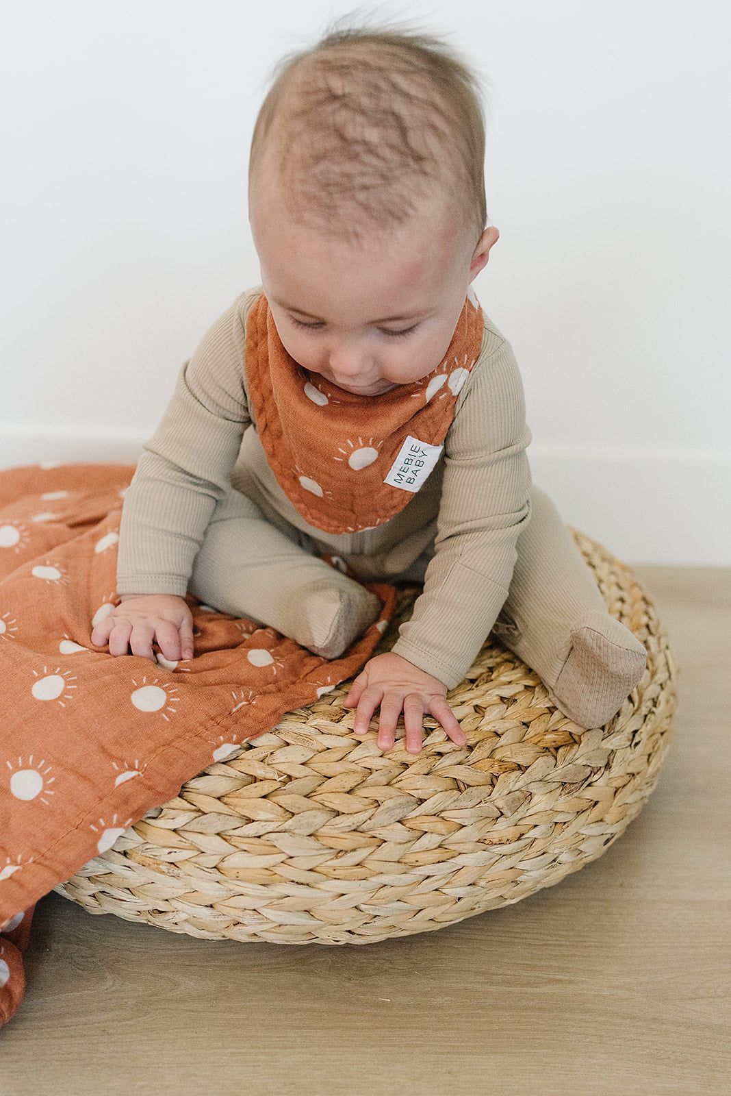 Mebie Baby Gender Neutral Infant Muslin quilt its 100% cotton. Looks great in any nursery. 
