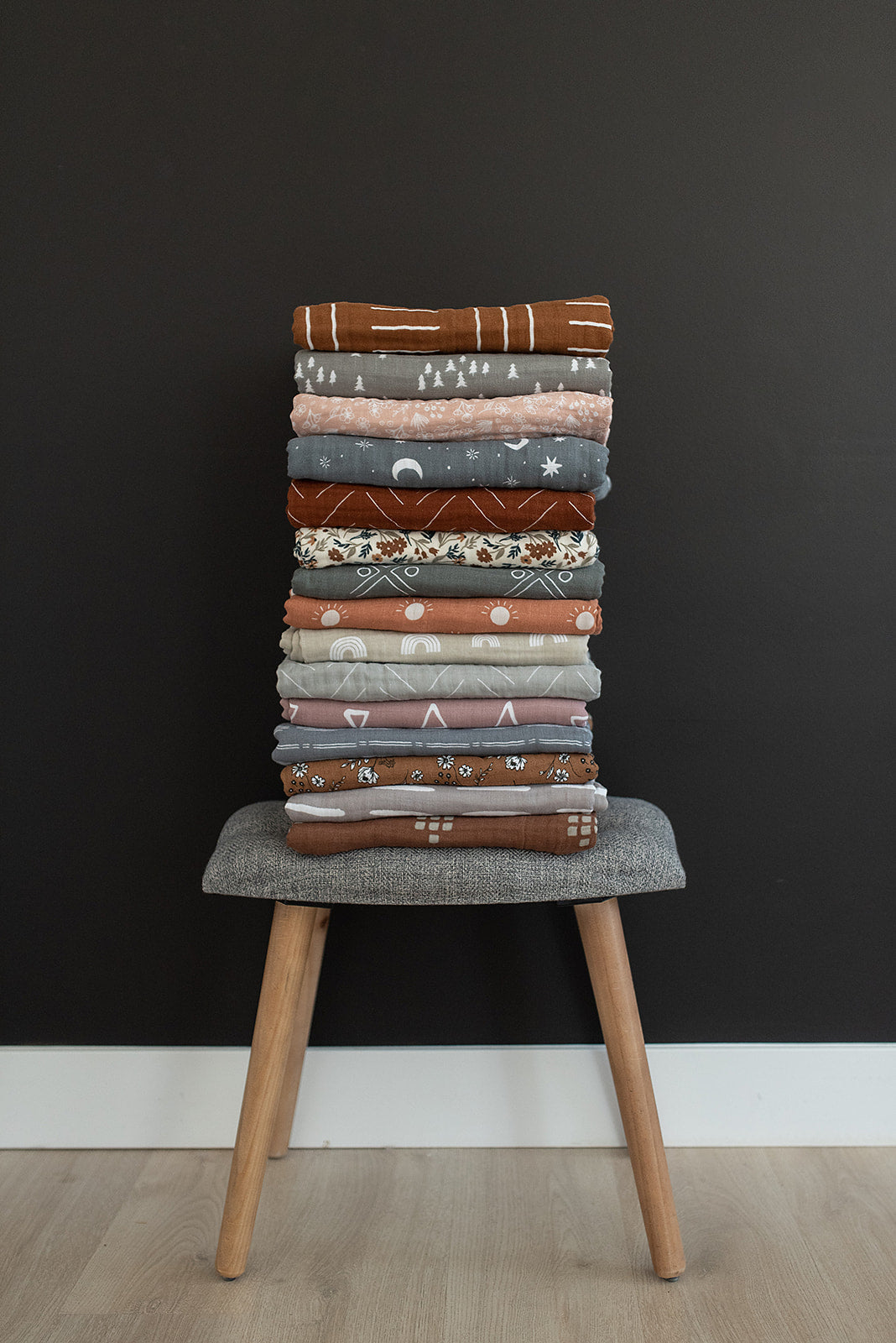 Mebie Baby Gender Neutral Infant Muslin quilt its 100% cotton. Looks great in any nursery. 